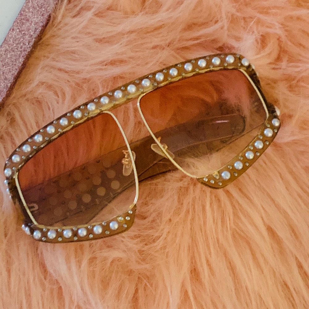 Trendy sunglasses with pearls